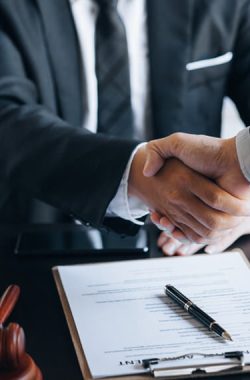 lawyer-and-client-shake-hands-after-winning-a-laws-YXT2XTT.jpg